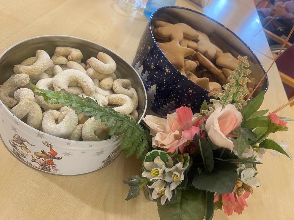 eine Keksdose mit Vanillekipferl und eine Keksdose mit Lebkuchen