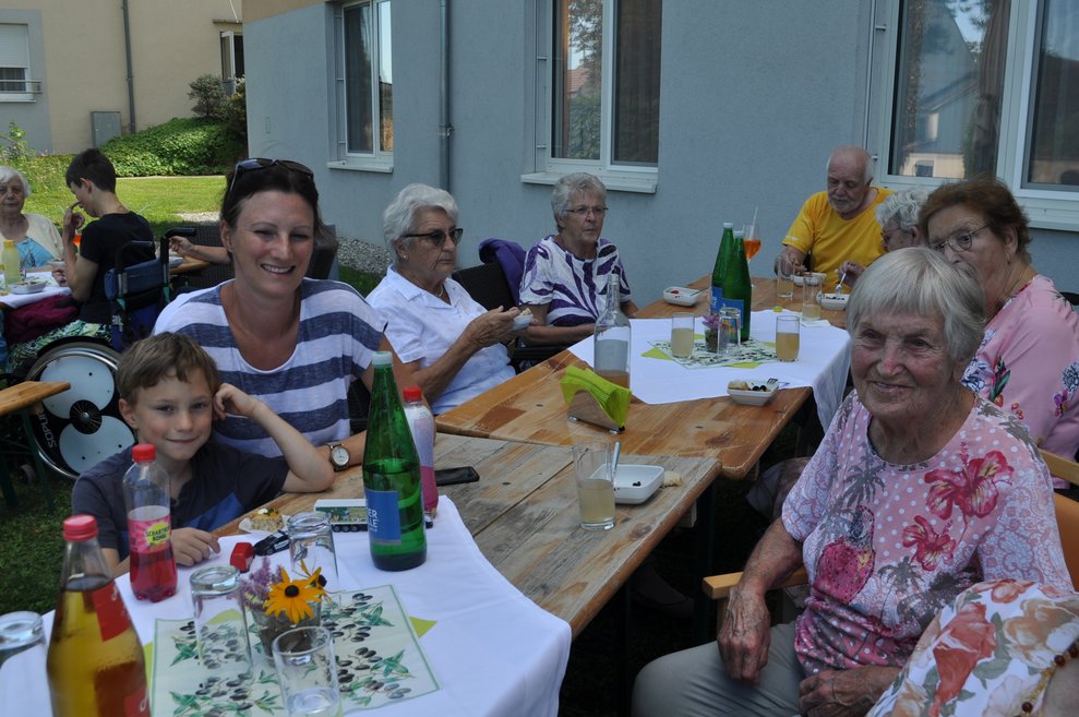 mehrere Personen beim italienischen Nachmittag