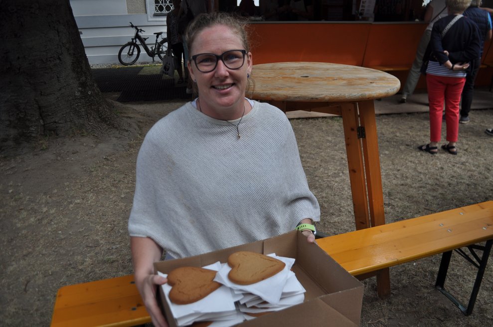 eine Dame mit Lebkuchenherzen