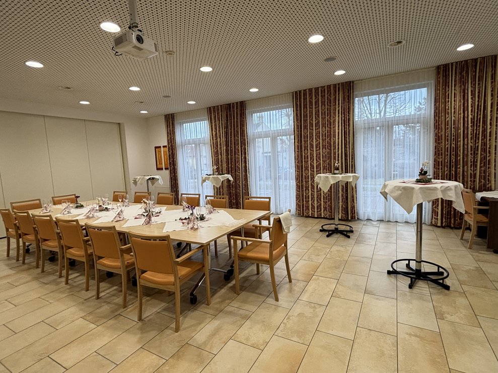 ein schön gedeckter Geburtstagstisch und Stehtische