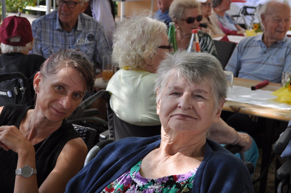 zwei Frauen im Garten beim Gartenfest
