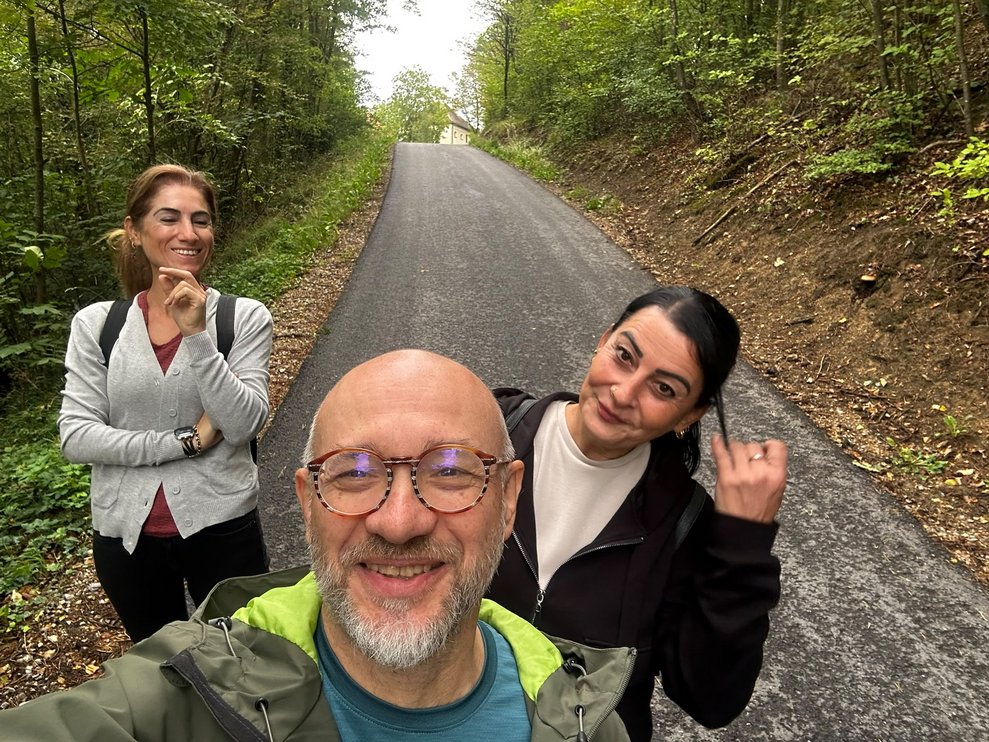 ein Mann und zwei Frauen am Weg zur Schallaburg, der Weg führt durchs Grüne