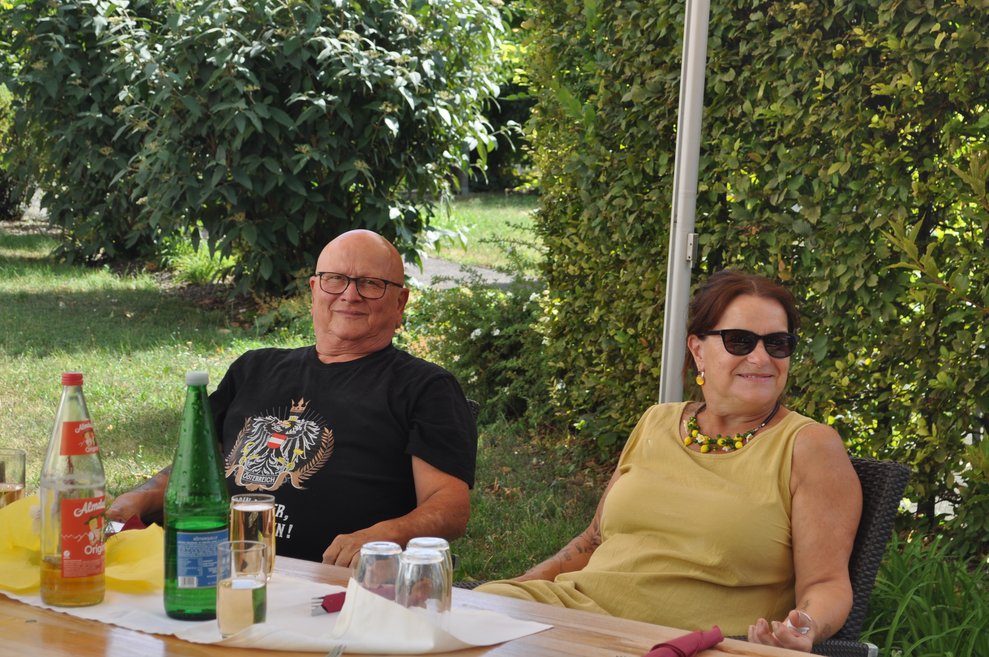ein Mann und Frau im Garten