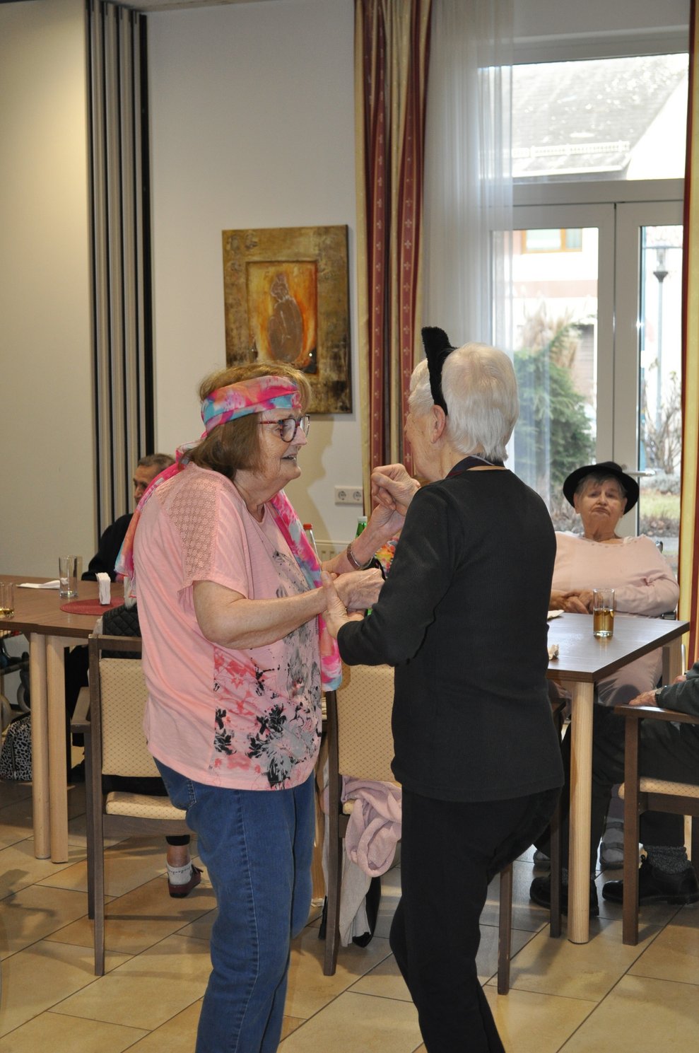 verkleidete Personen tanzen 