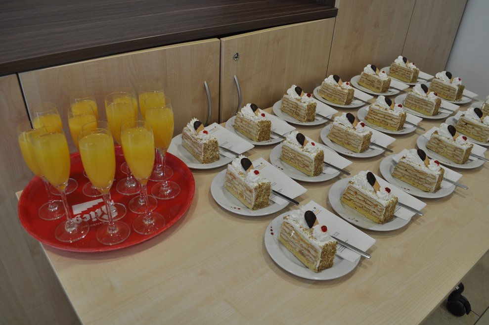 Torte und Sekt Orange auf einem Tisch