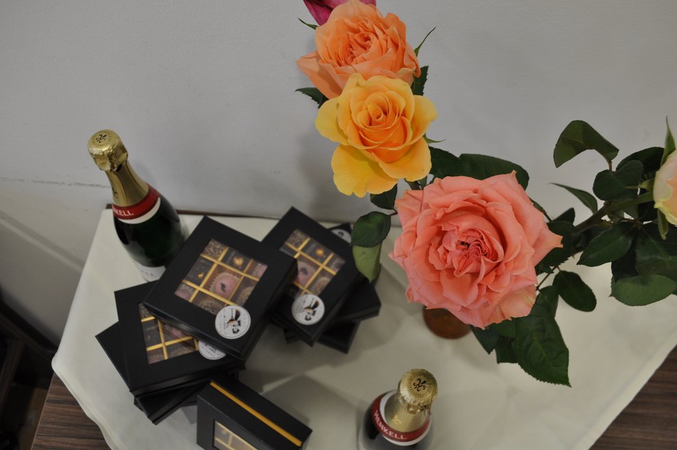 Rosen, Sekt und Pralinen