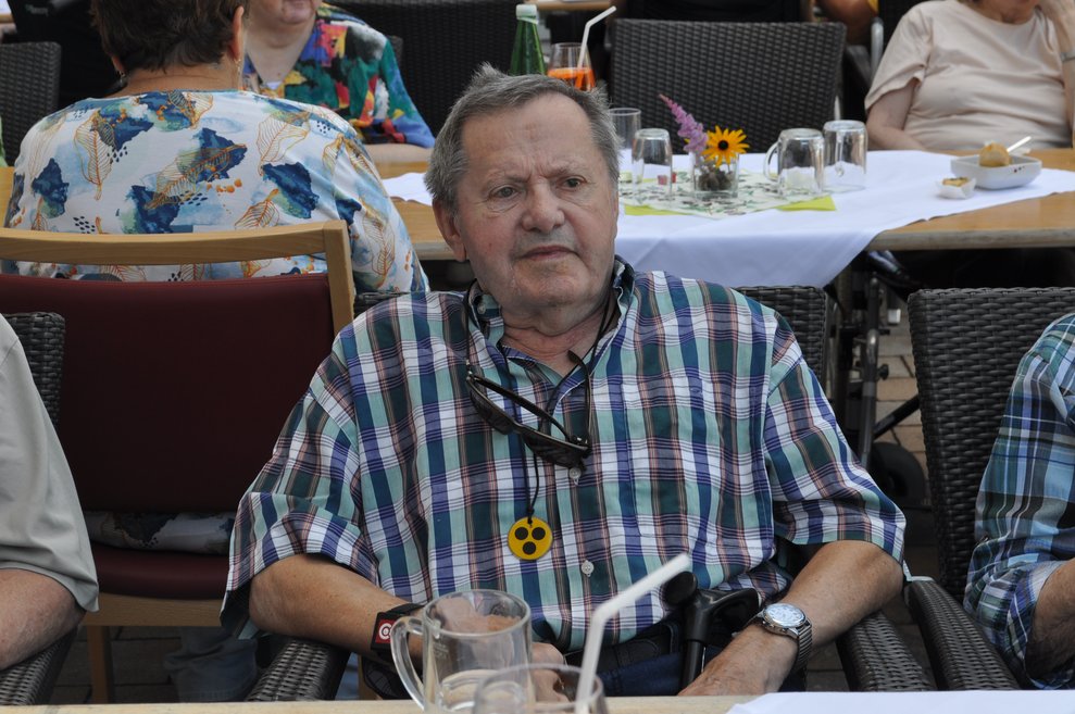 ein älterer Herr auf der Terasse