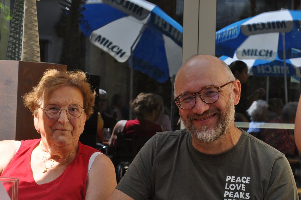 eine ältere Dame und ein Herr beim Heurigen