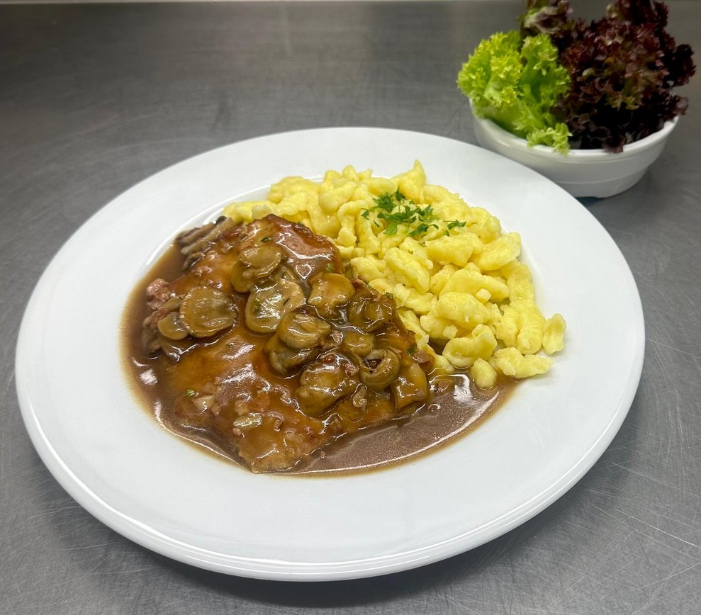 Jägerschnitzel mit Spätzle und Salat