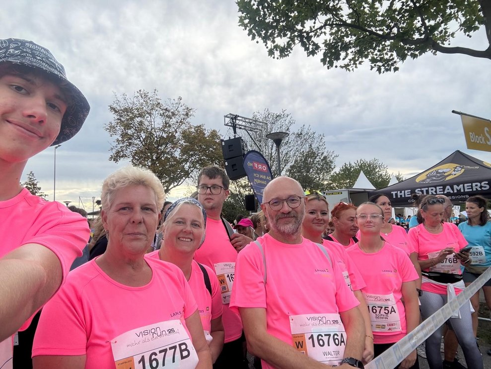 einige Personen mit rosa Trikots im Startblock beim Vision Run