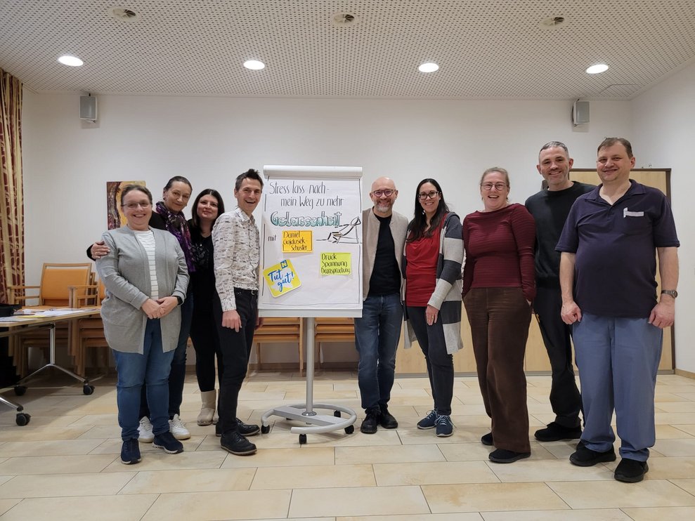 einige Mitarbeiterinnen und Mitarbeiter bei einem Vortrag mit Flipchart