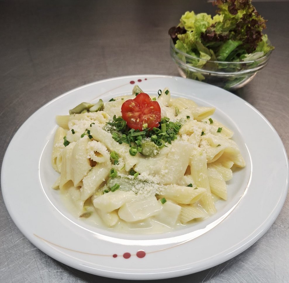 Penne mit Spargelragout und Blattsalat