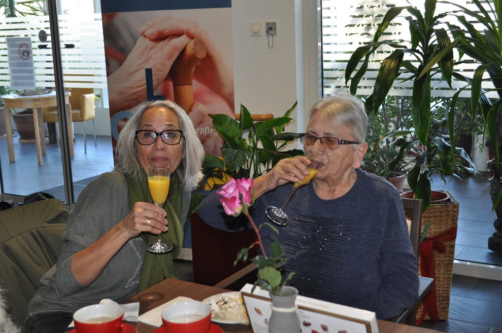 2 Damen trinken Sekt.