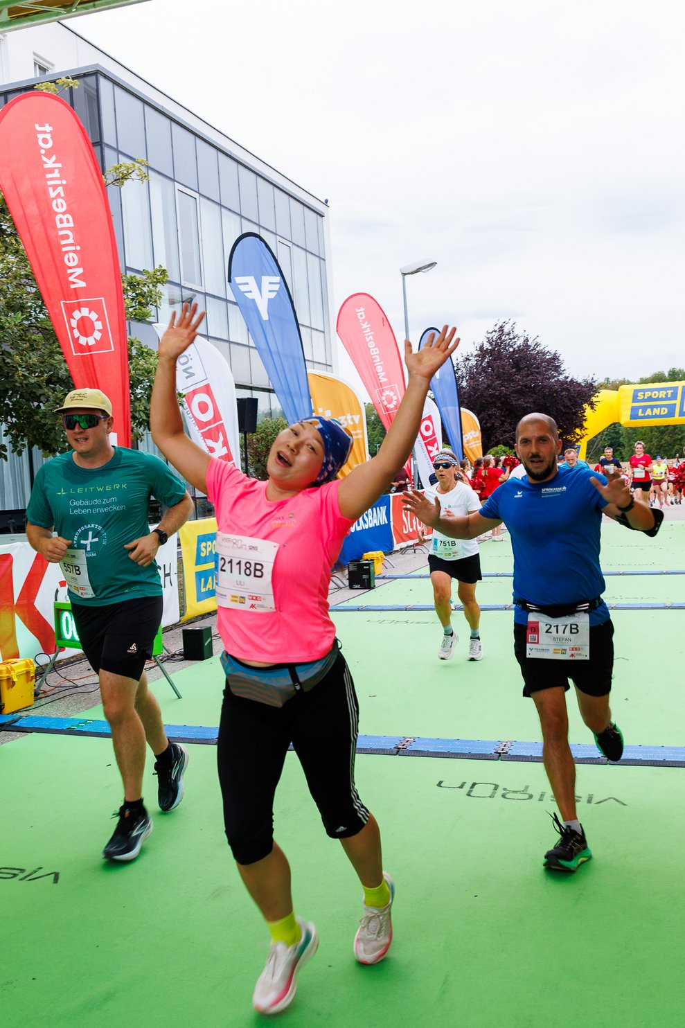 eine Frau beim Zieleinlauf vom Vision Run