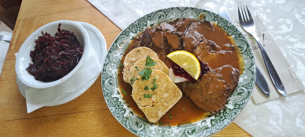 ein Wildbraten mit Knödel und Rotkraut