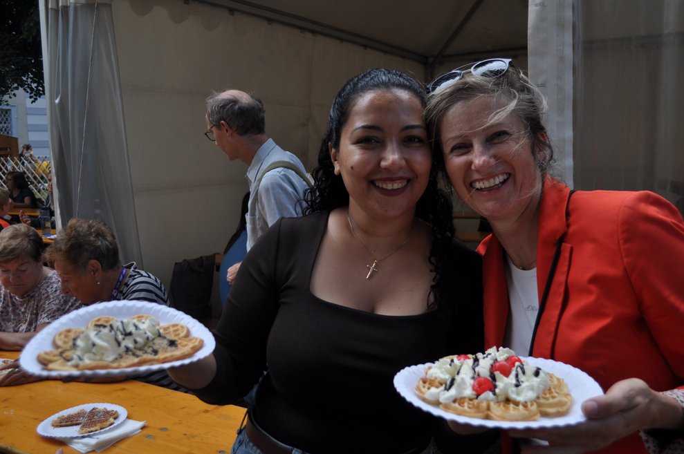 Zwei Damen bei den NÖKISS Herzogenburg mit einem Teller Waffeln in den Händen