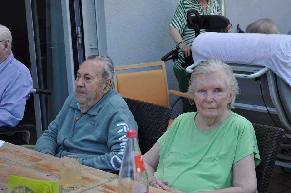 ein älterer Herr und eine ältere Dame beim italienischen Nachmittag