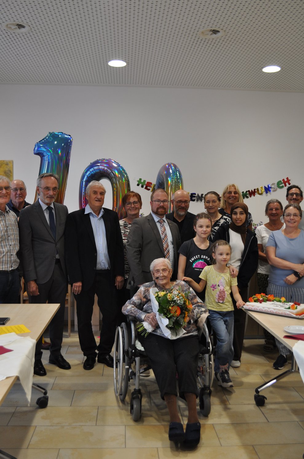 mehrere Personen bei einer 100. Geburtstag Feier