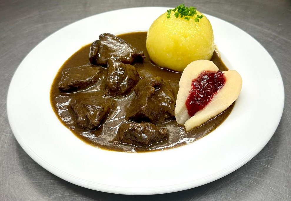 Hirschragout mit Erdäpfelknödel und Preiselbeerbirne