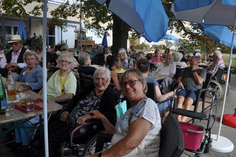 mehrere Personen im Garten beim Gartenfest