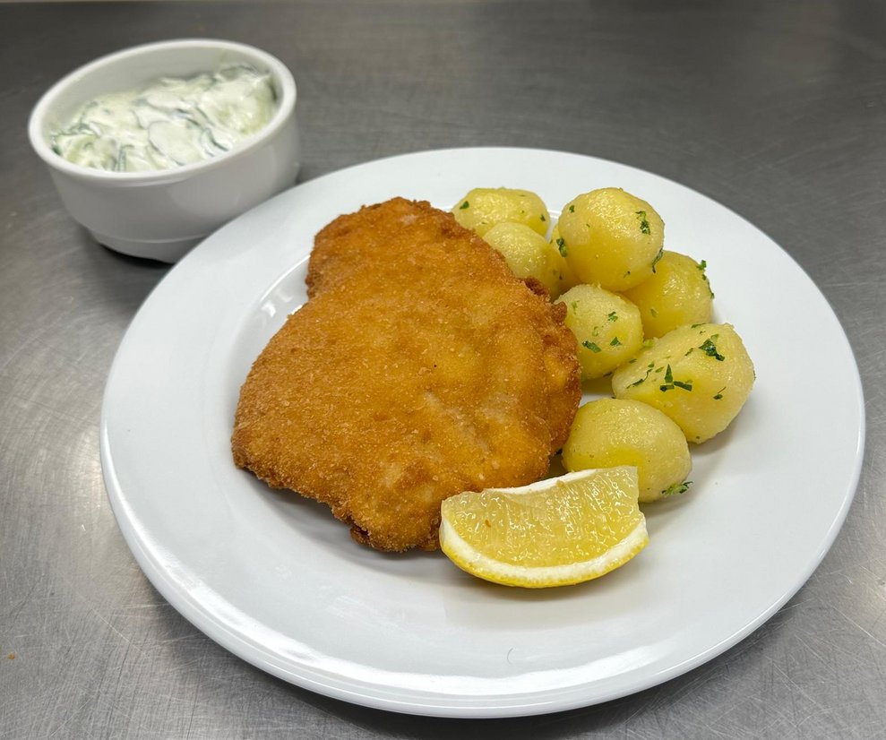 Cordon Bleu mit Petersilkartoffel und Rahmgurkensalat