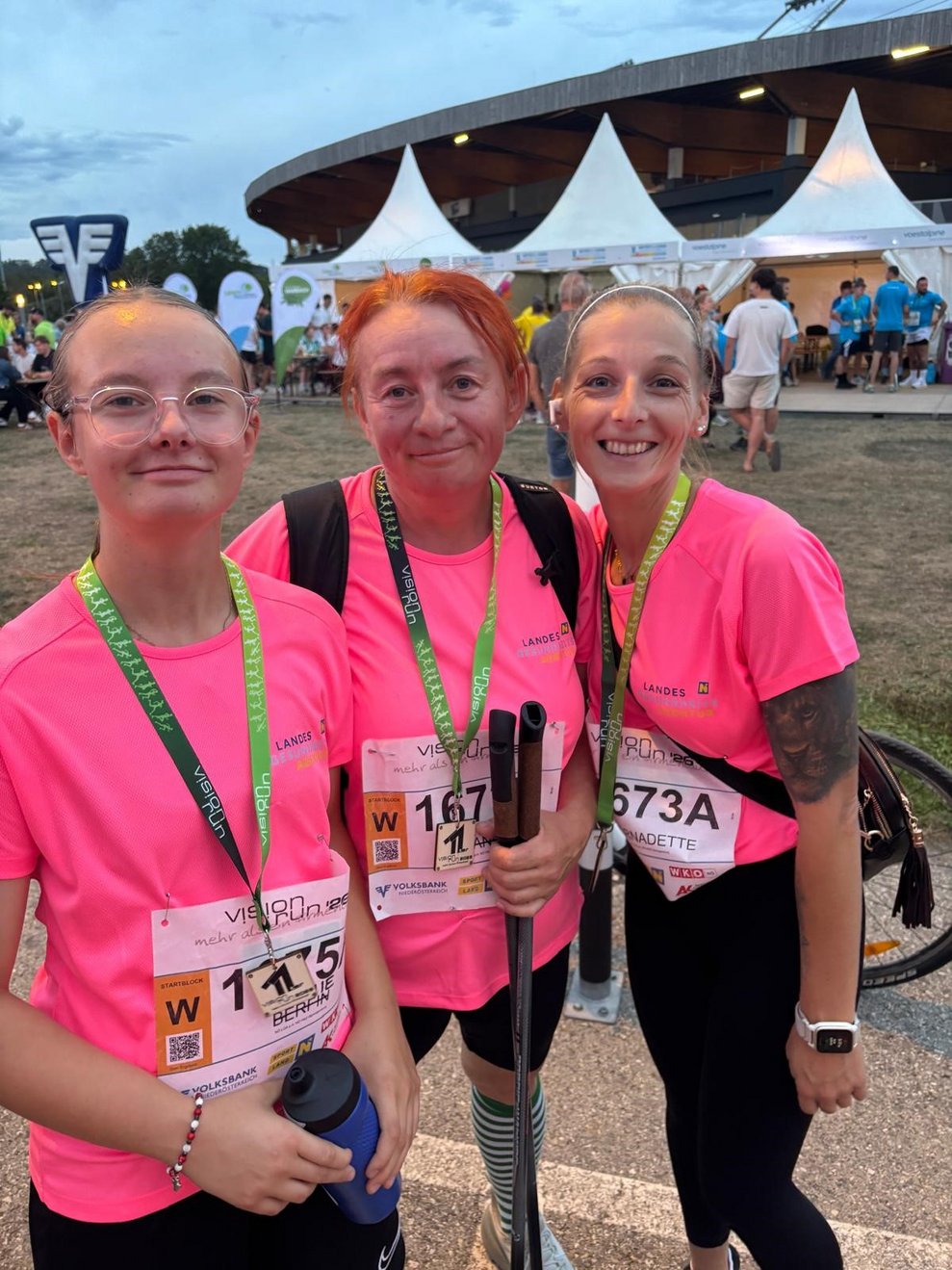 Drei Frauen mit rosa Trikots beim Vision Run