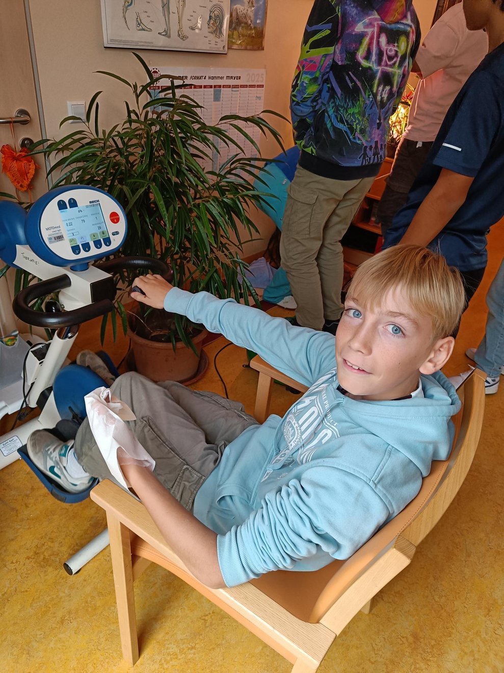 ein Junge probiert ein Gerät beim Boysday aus