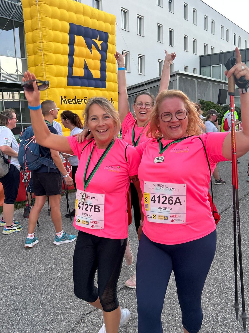 Zwei Frauen ganz froh im Ziel, die Hände in die Höhe