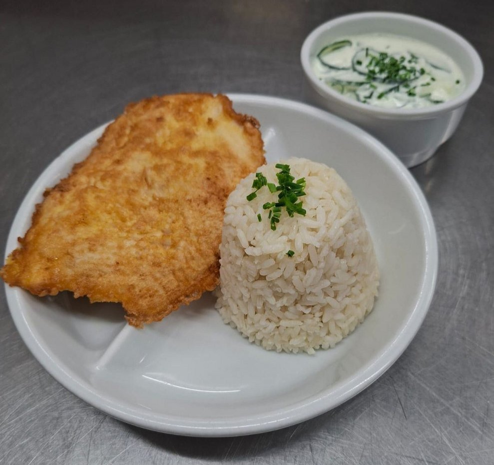 Putenschnitzel Pariser Art mit Reis und Rahmgurkensalat