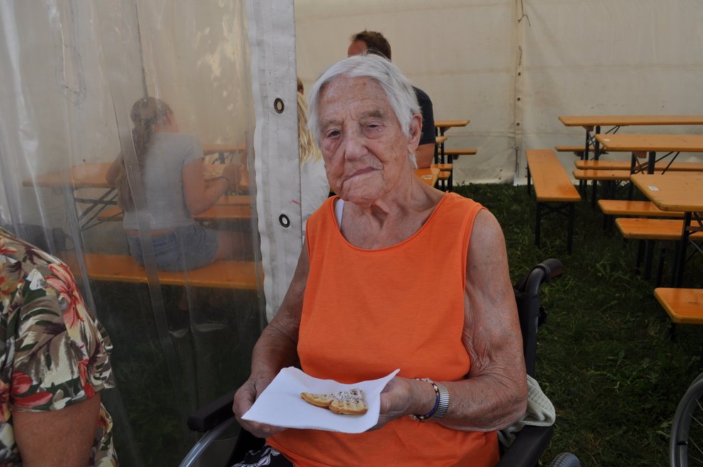 eine ältere Dame mit einer Waffel in der Serviette