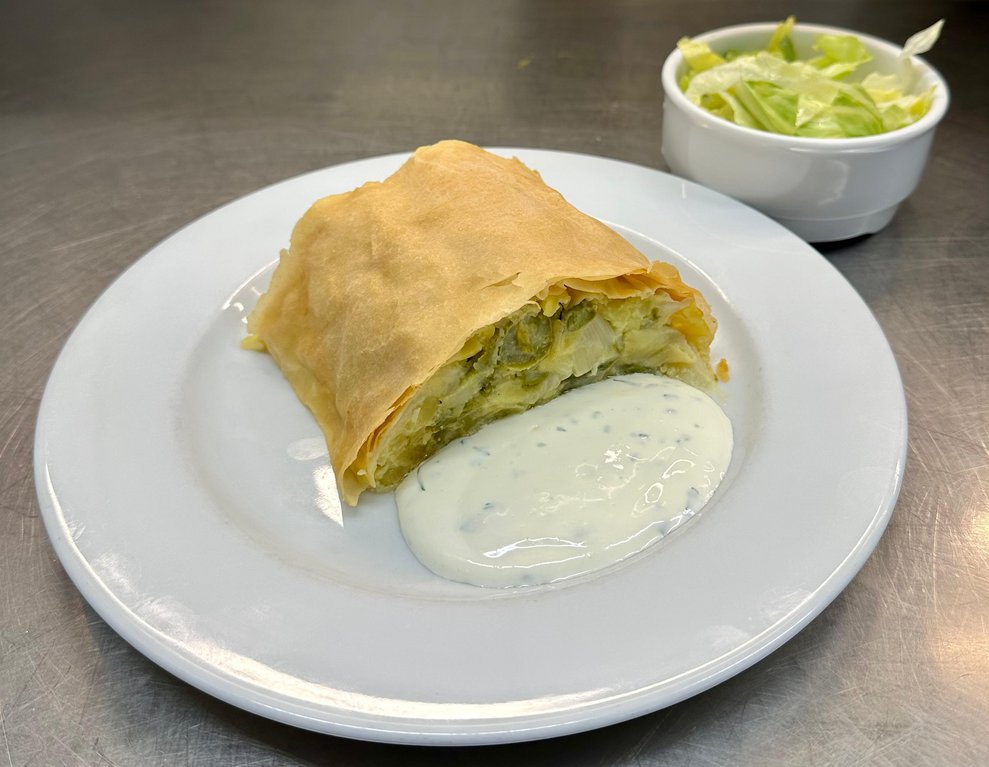 Erdäpfel-Spargelstrudel mit Dipsauce und Salat