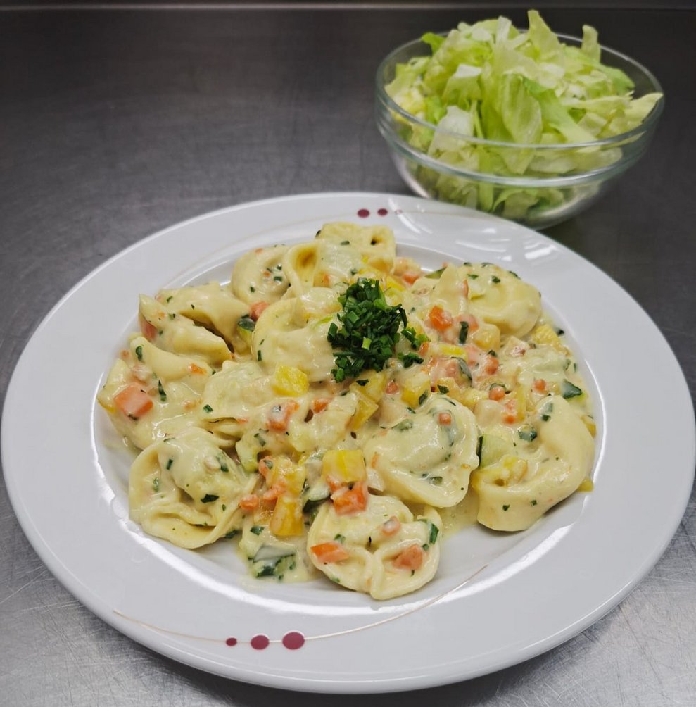 Tortellini mit Käsefülle, Wurzelgemüsesauce und Salat