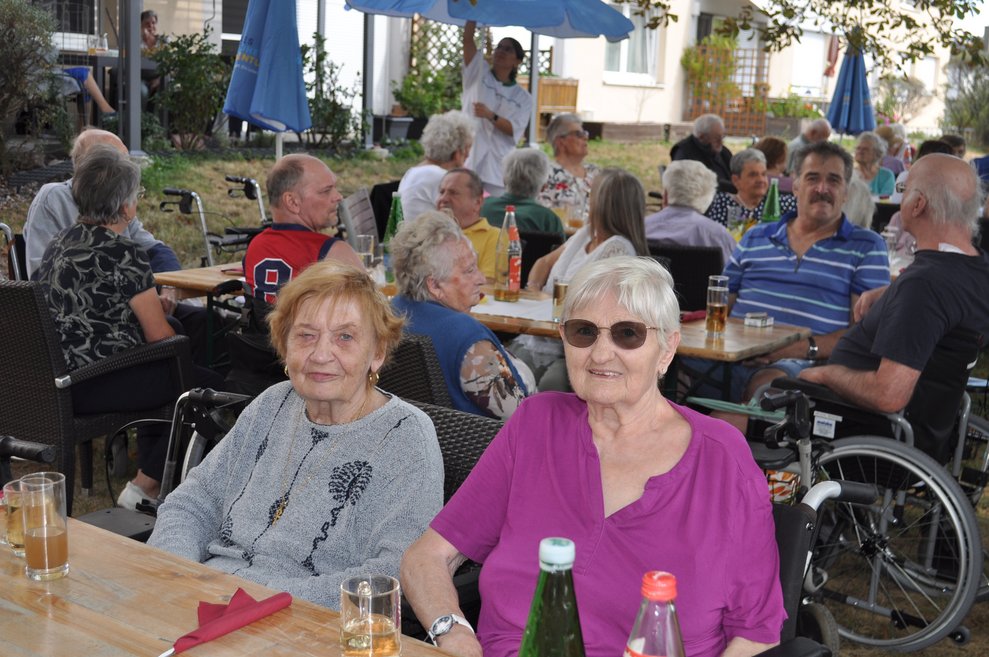 zwei Frauen im Garten beim Gartenfest