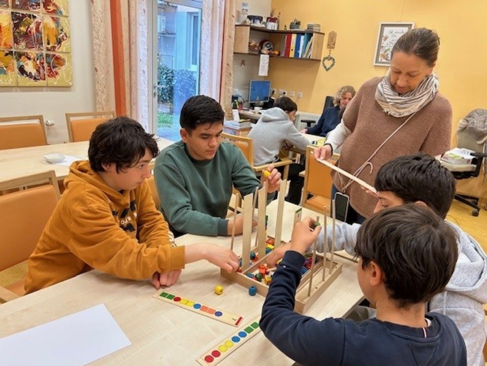 Vier Buben spielen Spiele beim Boysday 