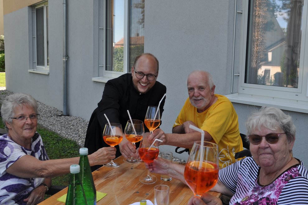 mehrere Personen stoßen mit Aperol an