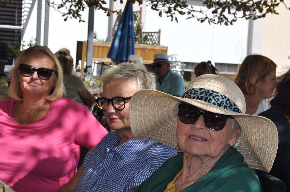 drei Frauen im Garten beim Gartenfest