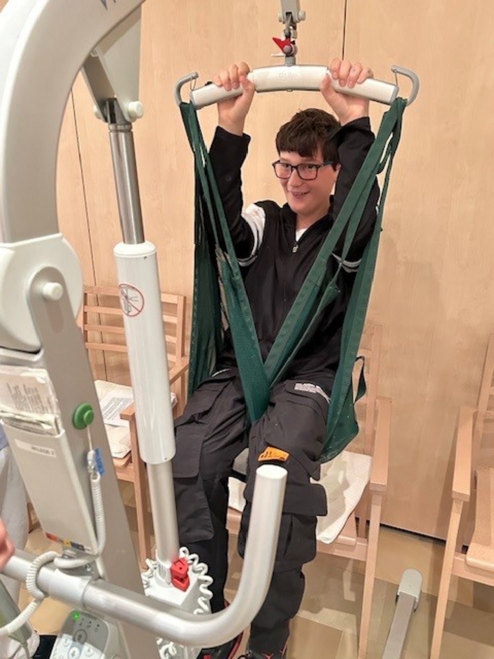 ein Junge im Hebelift