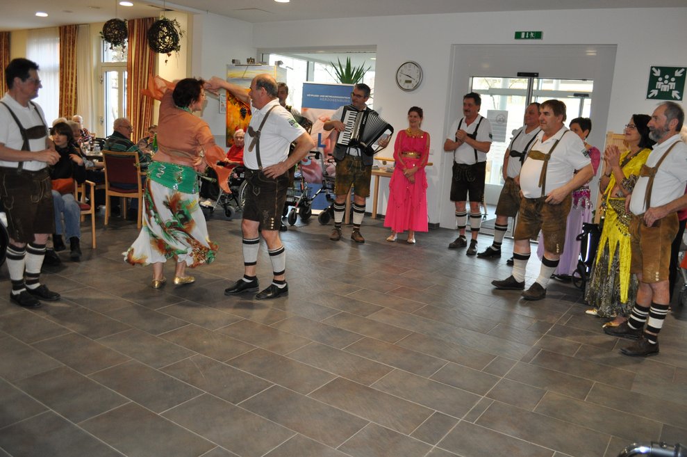 verkleidete Personen tanzen 