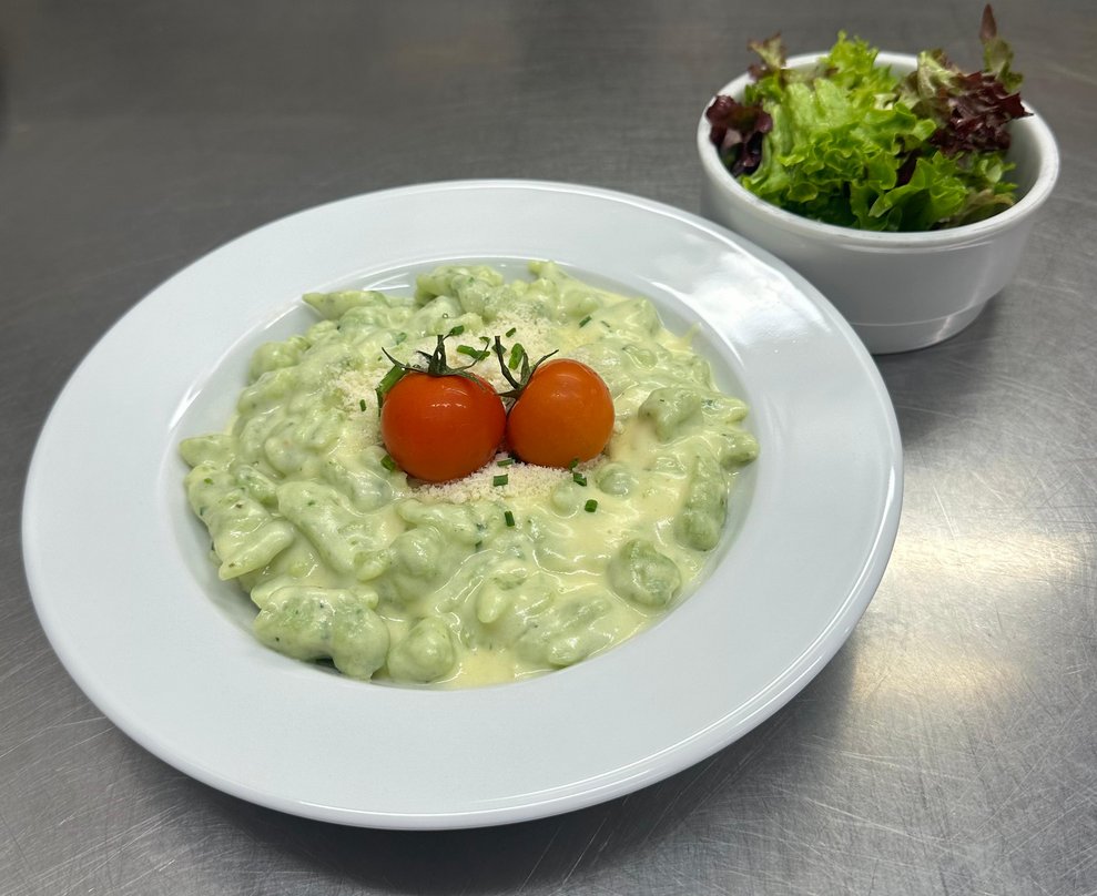 Bärlauchspätzle in Knoblauchrahmsauce und Salat