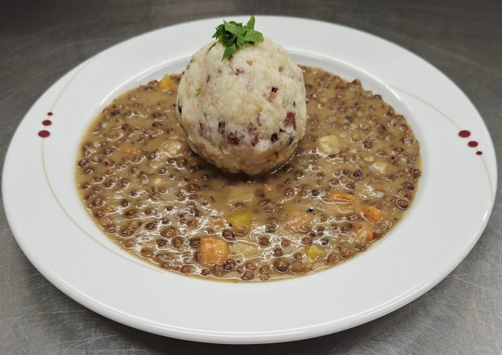 Tiroler Knödel mit Rahmlinsen