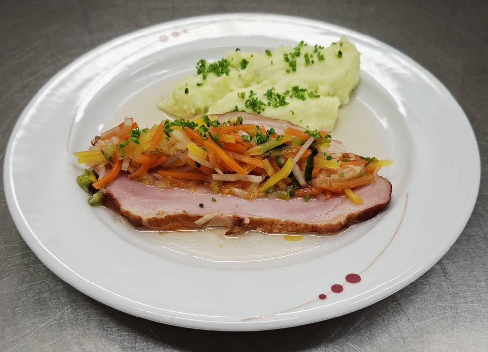 Gekochter Osterschinken mit Bärlauchpüree und Wurzelgemüse