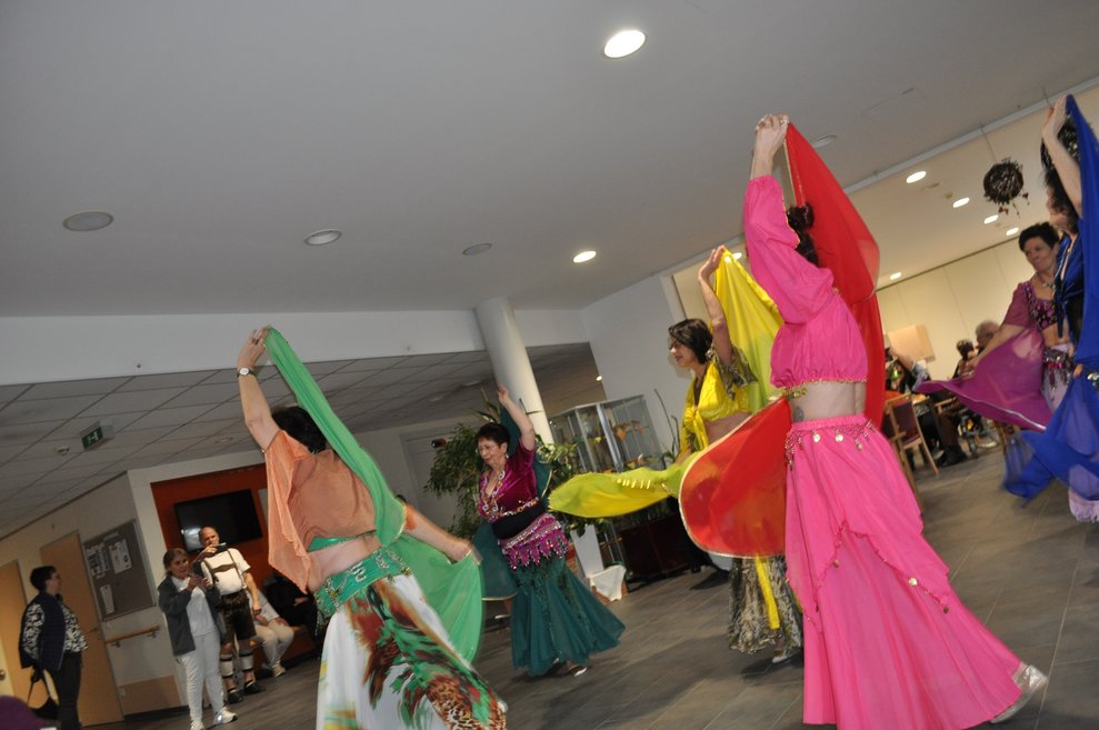 mehrere Bauchtänzerinnen tanzen mit bunten Tüchern