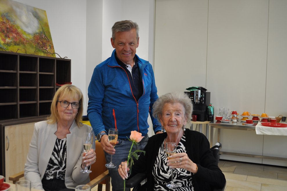 ein Mann und zwei Frauen bei der Geburtstagsfeier