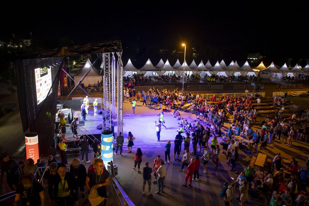 Blick auf die Bühne am Abend mit blauen Scheinwerfer