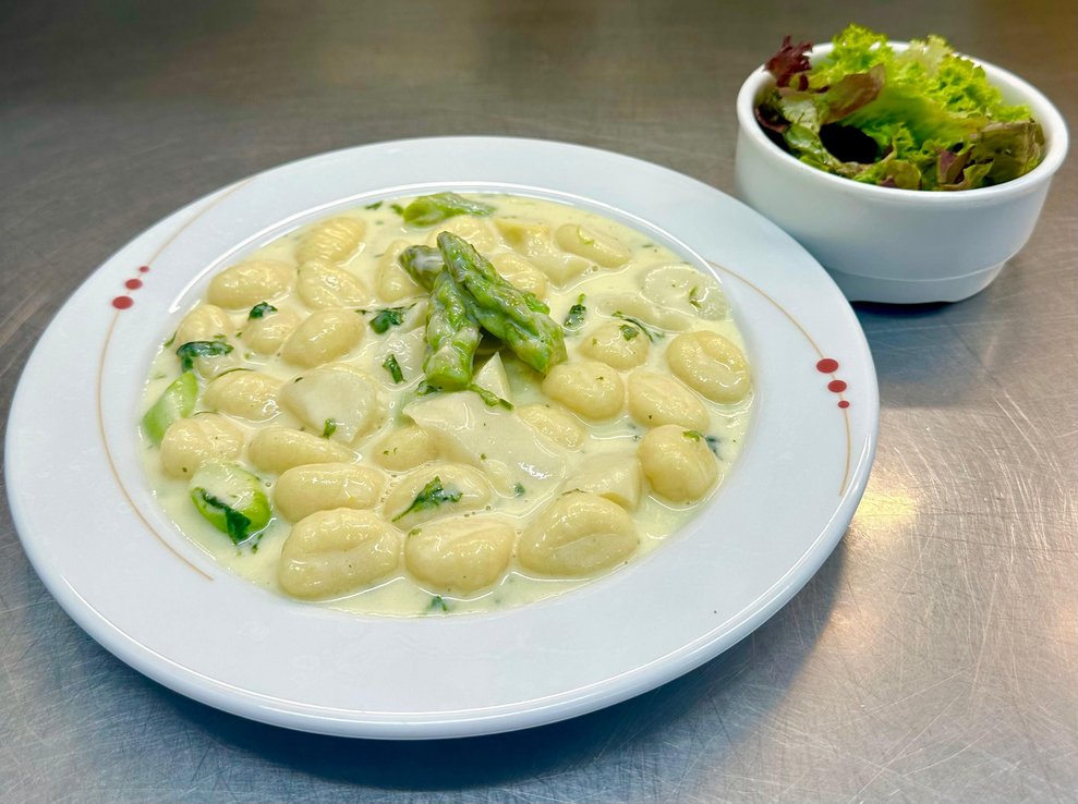 Gnocchi mit Spargelragout und Salat