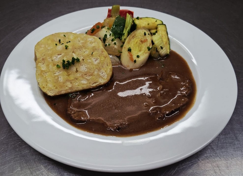 Rinderschmorbraten mit Serviettenknödel und Grillgemüse