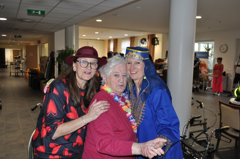 drei verkleidete Damen bei der Faschingsfeier