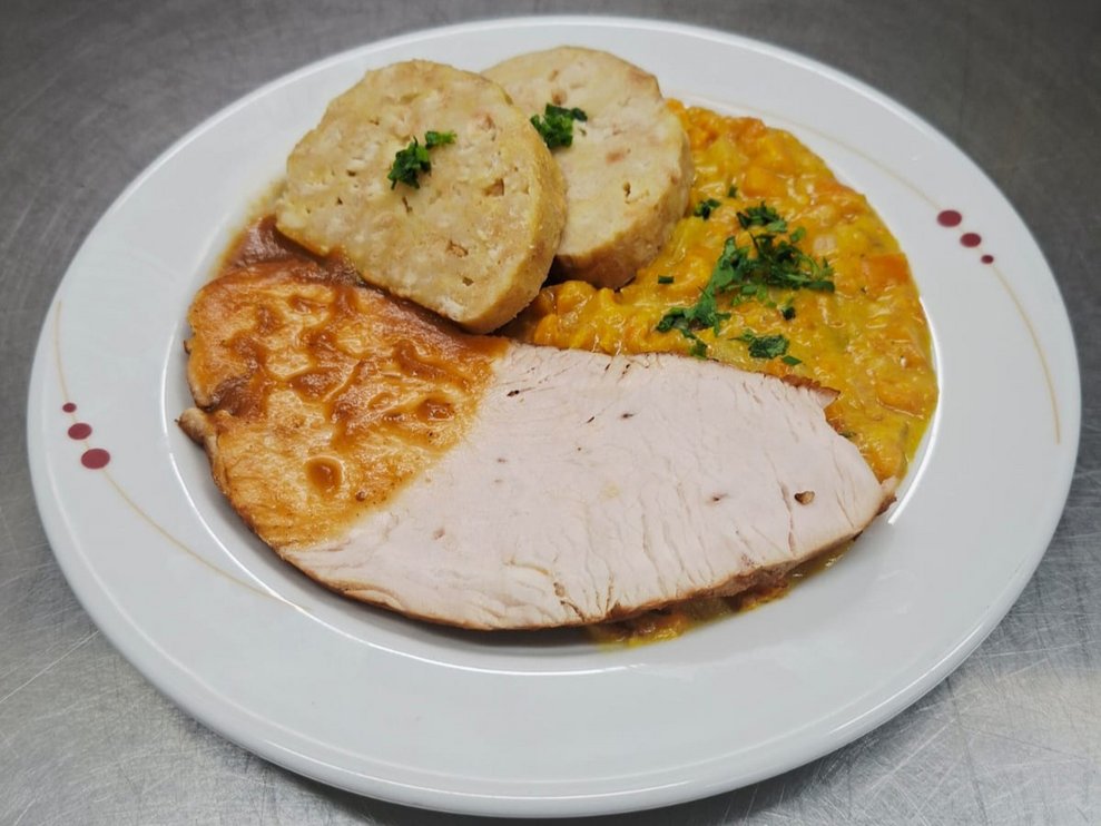 Gebratene Putenbrust mit Serviettenknödel und Kürbisragout