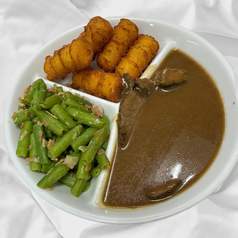 Rindsbraten mit Speckfisolen und Kroketten