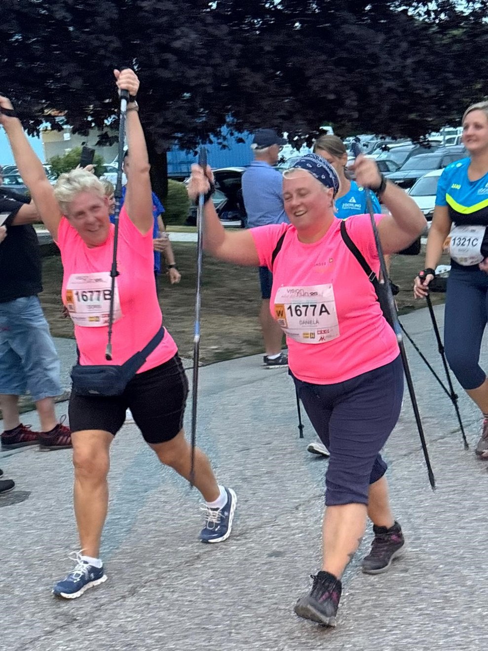 Zwei Frauen mit Nordic Walking Stecken beim Zieleinlauf 